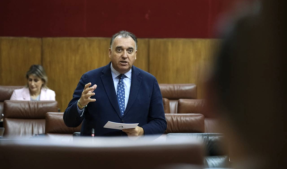 
			      El consejero de Turismo, Arturo Bernal, en el transcurso de la sesión plenaria en el Parlamento andaluz.			    
			  